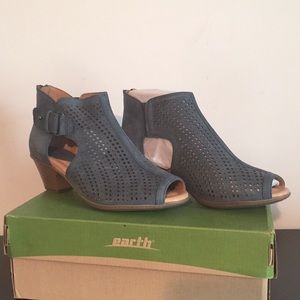 Earth brand Moroccan blue sandals size 6.5.